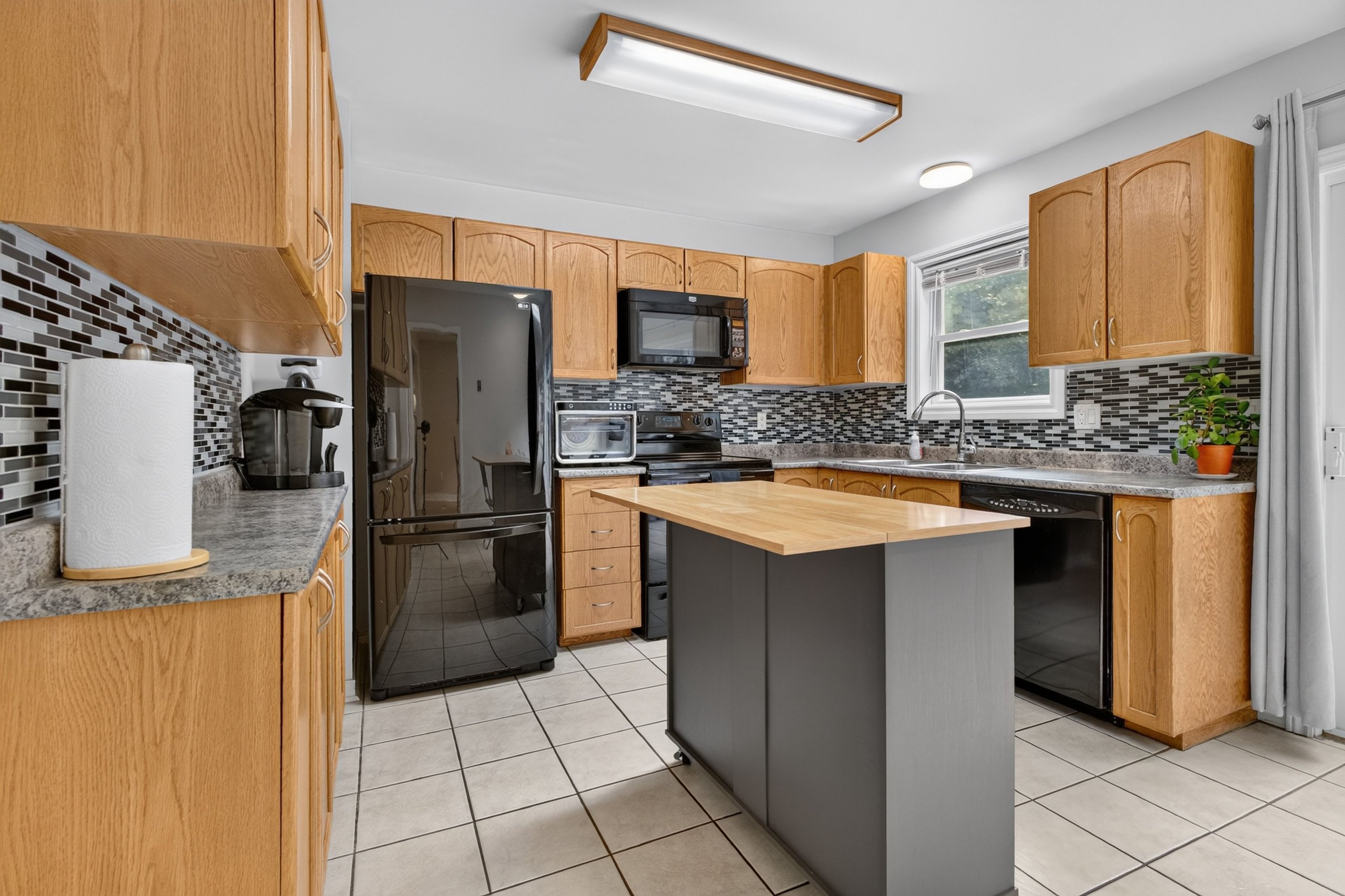 Eat-in kitchen